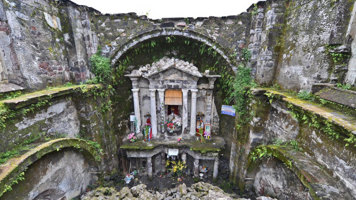 Disfruta de un capricho de la naturaleza, la iglesia hundida en lava de San Juan Parangaricutiro, es residuo del nacimiento del volcán más joven del mundo, el Paricutín. 🌋
#Michoacán #elAlmadeMéxico
