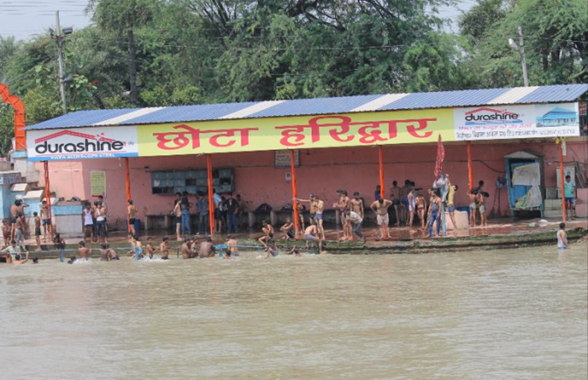 UP : गाजियाबाद में मुरादनगर गंगनहर पर मंदिर है। इसके बाहर चेंजिंग रूम है। इसमें CCTV कैमरा लगा मिला है। कैमरे की Live फीड महंत मुकेश गोस्वामी के मोबाइल पर थी। महंत के मोबाइल से पुलिस को महिलाओं के कपड़े बदलते हुए कई क्लिप मिली हैं। महंत पर FIR दर्ज हुई।