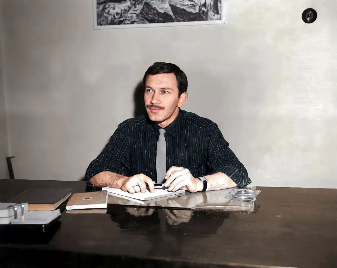 mevzudergisi's tweet photo. "Evet kimsesizdik ama umudumuz vardı. 
Üç ev görsek bir şehir sanıyorduk. 
Üç güvercin görsek, 
Meksika geliyordu aklımıza..."

Turgut Uyar, Geyikli Gece https://t.co/Zhp3iC4w0I