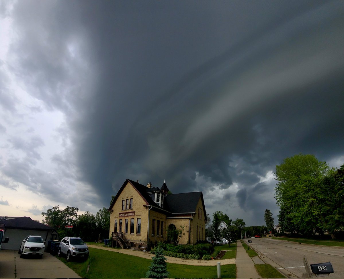 😍😍Shelf cloud approaching the #VillageofNewburg near <a href="/WestBend/">City of West Bend</a> a few minutes ago!

#weather @LindseySlaterTV <a href="/Mark_Baden/">Mark Baden</a> <a href="/BrianNizTMJ4/">Brian Niznansky</a>