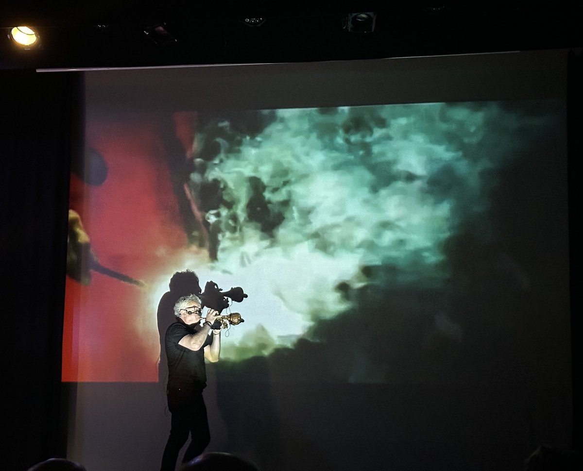 Ahir al <a href="/CCTomasaCuevas/">Centre Cívic Tomasa Cuevas- Les Corts</a> #SonsLlumsParaules
Gràcies per acompanyar-me!

Ara, quan estic al teu costat,
em torno a sentir una mica així,
com tornant a veure el món per primera vegada
i, de nou fascinat, em giro cap a tu i et demano: “Ajuda’m a mirar”
Josep Fortuny
📸 <a href="/Joel_Fortuny/">Joel Fortuny</a>