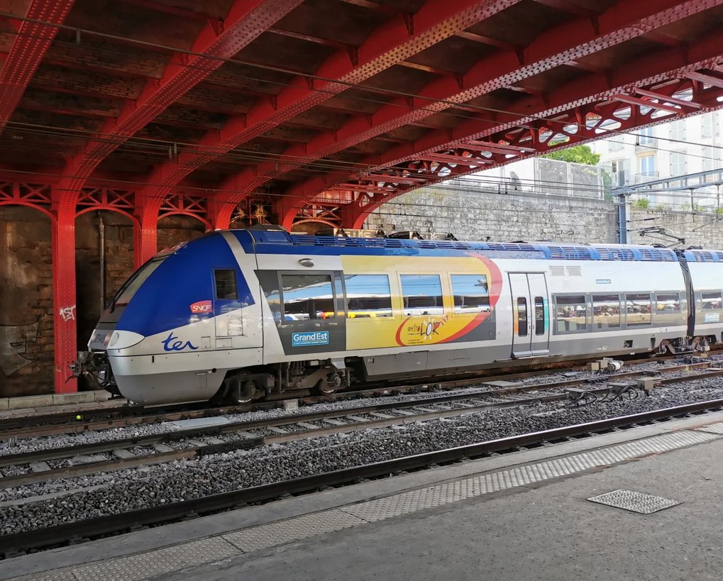 🚉 <a href="/regiongrandest/">Région Grand Est</a> : exploitation du #TER @VilledeNancy - Contrexéville (fermée depuis décembre 2016) attribuée à <a href="/transdevFR/">Transdev France</a> / <a href="/groupe_NGE/">NGE</a> / <a href="/caissedesdepots/">Caisse des Dépôts</a>
✅ Contrat de 721 M€ sur une durée de 22 ans

▶ mobilites.newstank.fr/article/view/3… 

#transport #ferroviaire #mobilités #train