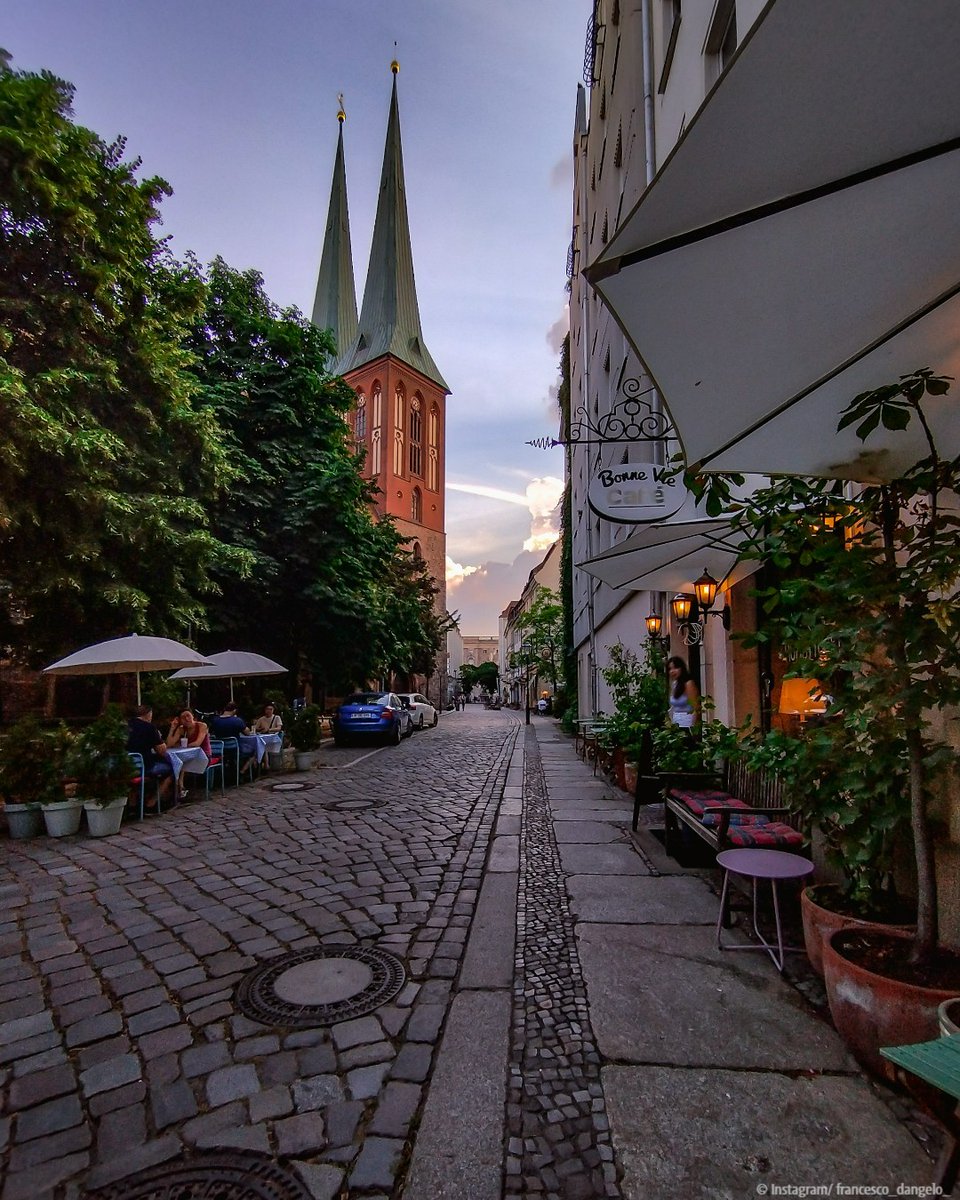 Have you ever spent a relaxed summer evening at the Nikolai quarter? 🌞 🍹 🌳

📷 Instagram / francesco_dangelo_

#visitberlin #berlin