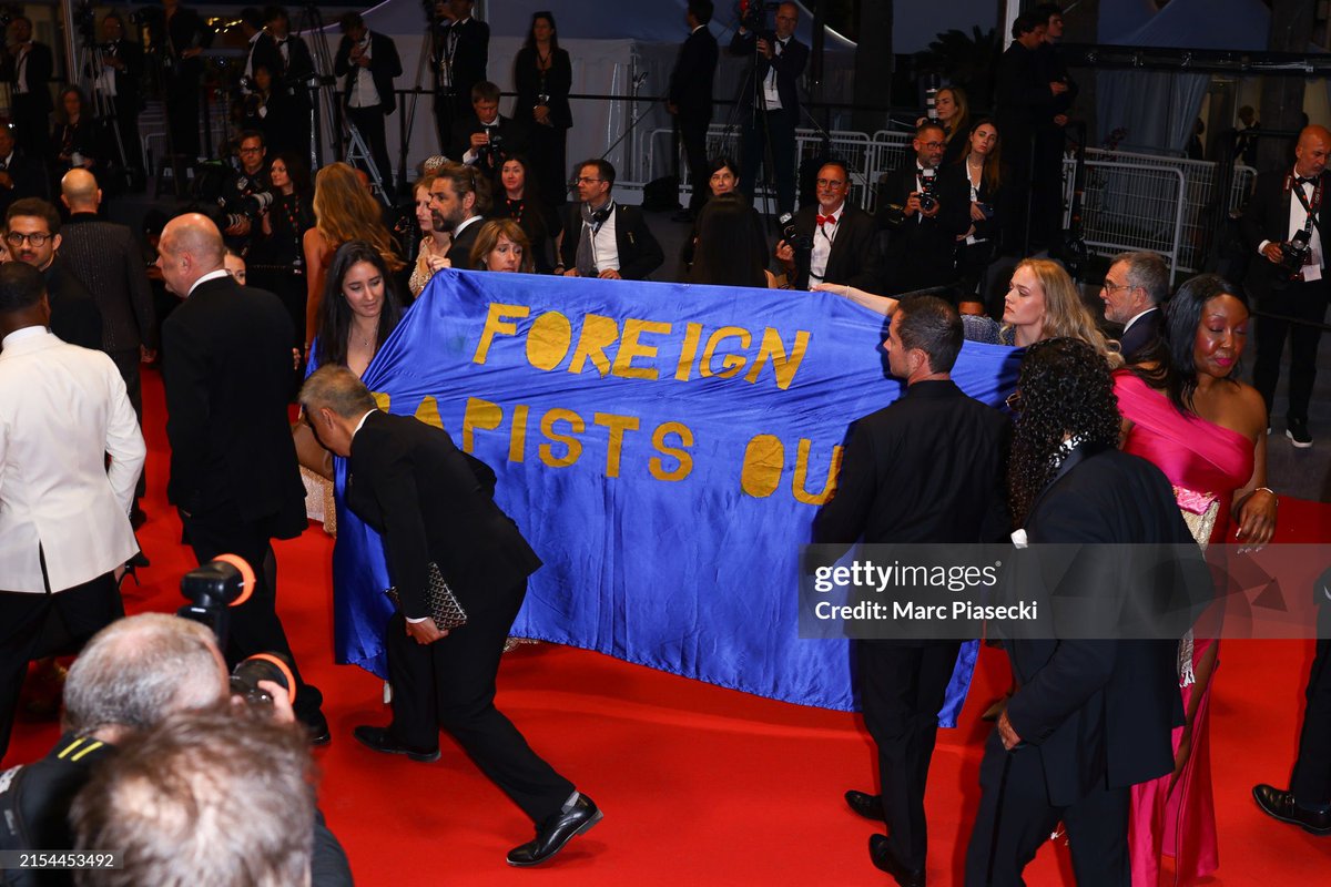 Évidemment la sécurité du @Festival_Cannes nous a très rapidement évacuées . On ne déroule pas le tapis rouge à tous les messages politiques 🤫 #foreignrapistsout #violeursetrangersdehors #festivaldecannes2024 #cannes2024