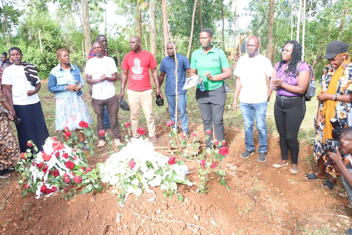 Led by our National Convener @happyolal, comrades across the movement eulogised Jane Adera as a dedicated HRD who sacrificed her life to the fight against GBV, till her demise, Jane served as Convener @KiboswaSJC. May her soul Rest in eternal peace.