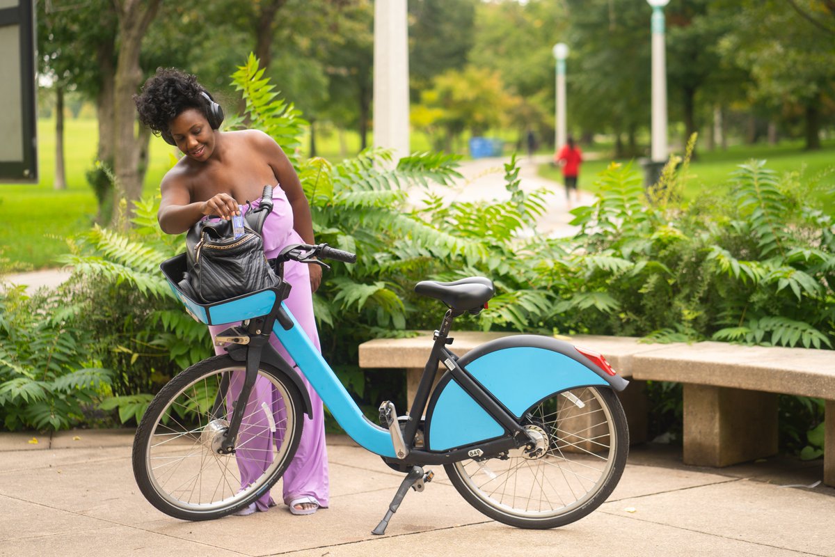 Your perfect purse pal for commutes—our pumpkin seed bar 👜🤩 available at select stores for a limited time.