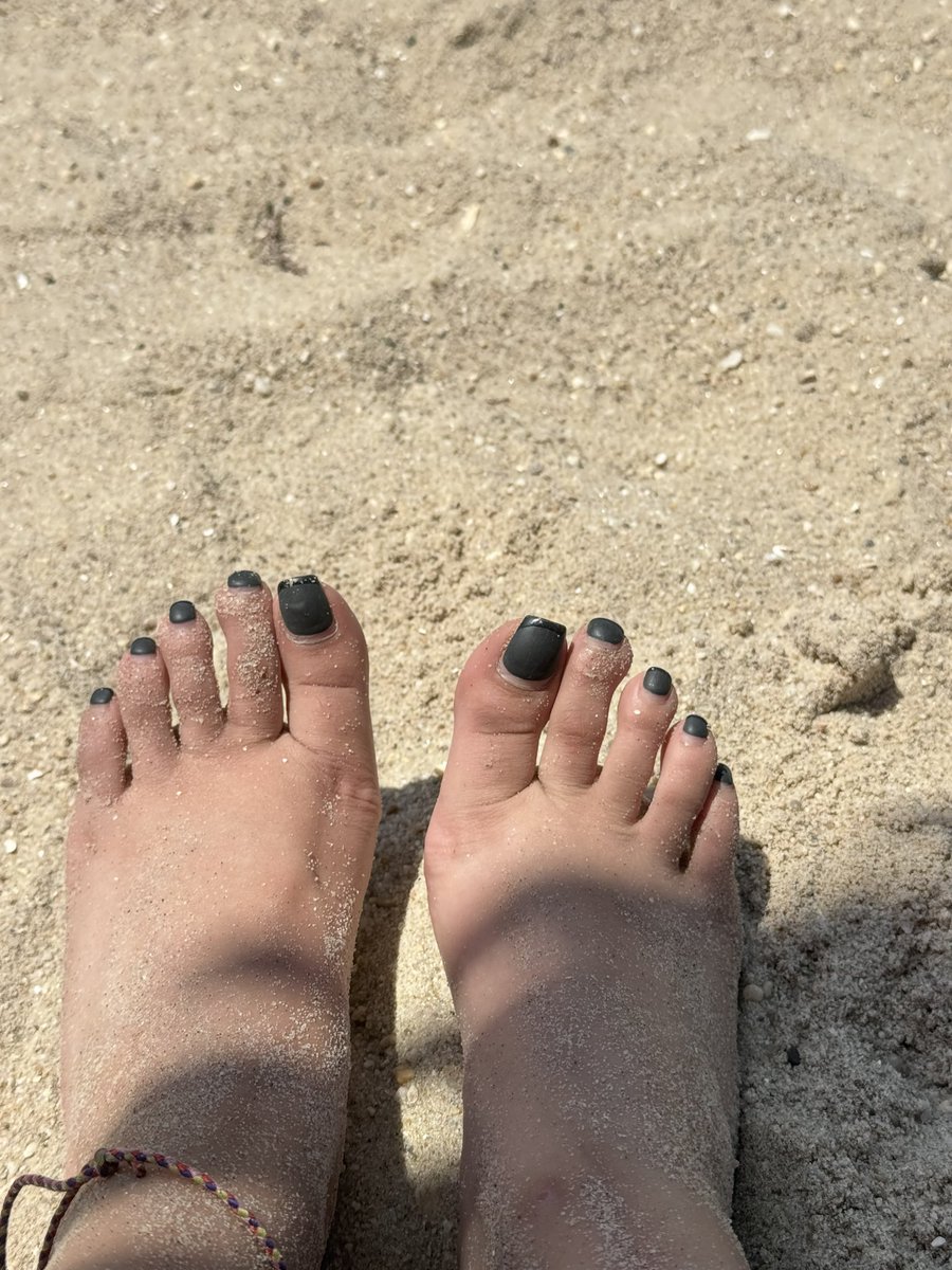 njoriiiiana's tweet photo. #toes #feet #black #pedicure #fresh #mattenails #feetpic #beach #sandy #fjs https://t.co/QemjDZxf4q