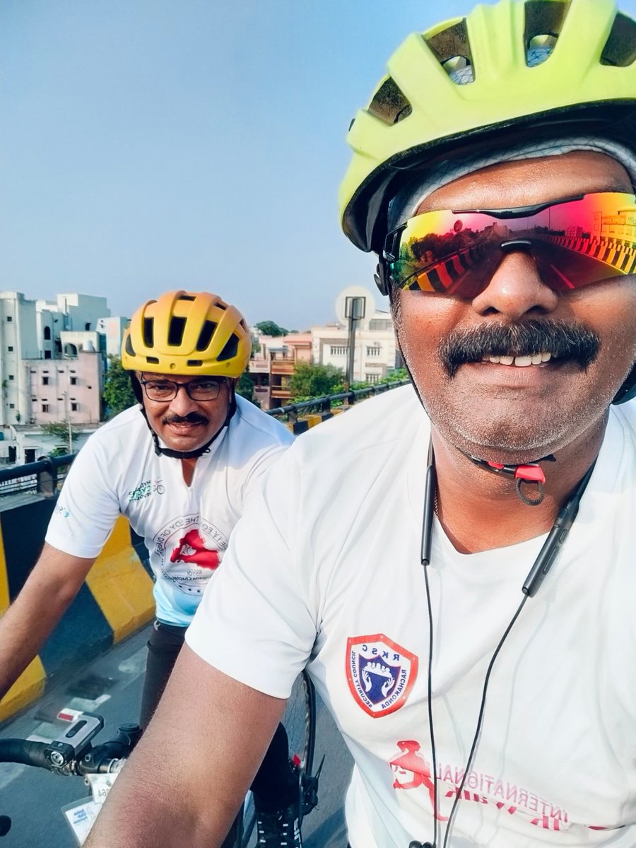 #HyderabadLovesCycling #HappyHyderabad cyclist ride to Secunderabad clck towers This ride is in support of a campaign about #ActiveMobility adoption in Hyderabad Walk < 1 km Bicycle < 5 km Public Transport > 5 km #HyderabadCyclingRevolution #CyclingCommunityOfHyderabad