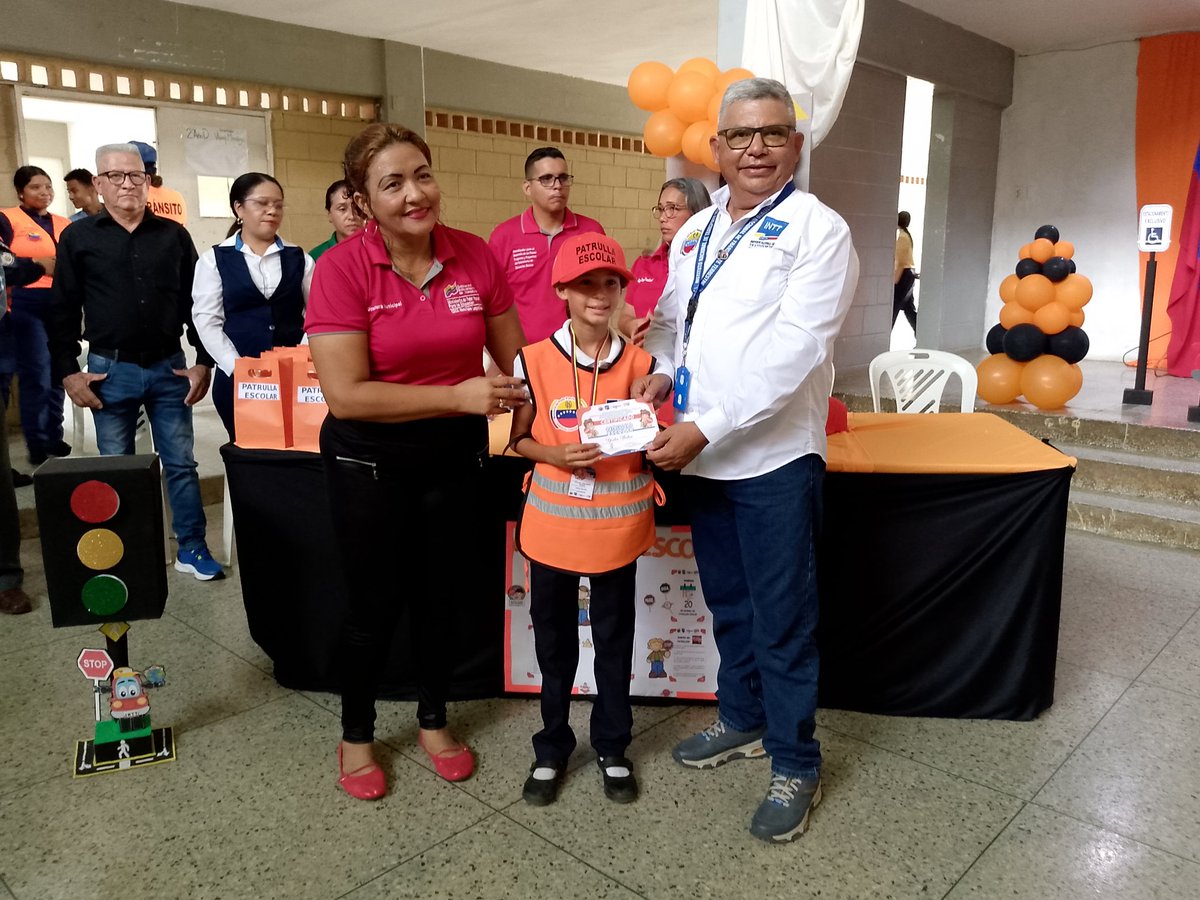 intt_ojeda's tweet photo. #Educacion| En conmemoración al Día del Patrullero Escolar, el #INTT Ciudad Ojeda con el acompañamiento de @PNBVzla y #CDCE juramentan a niños y niñas de la U.E.N. Isaías Medina Angarita del municipio Lagunillas.
#VerdadDePueblo https://t.co/M5ndOs54QI