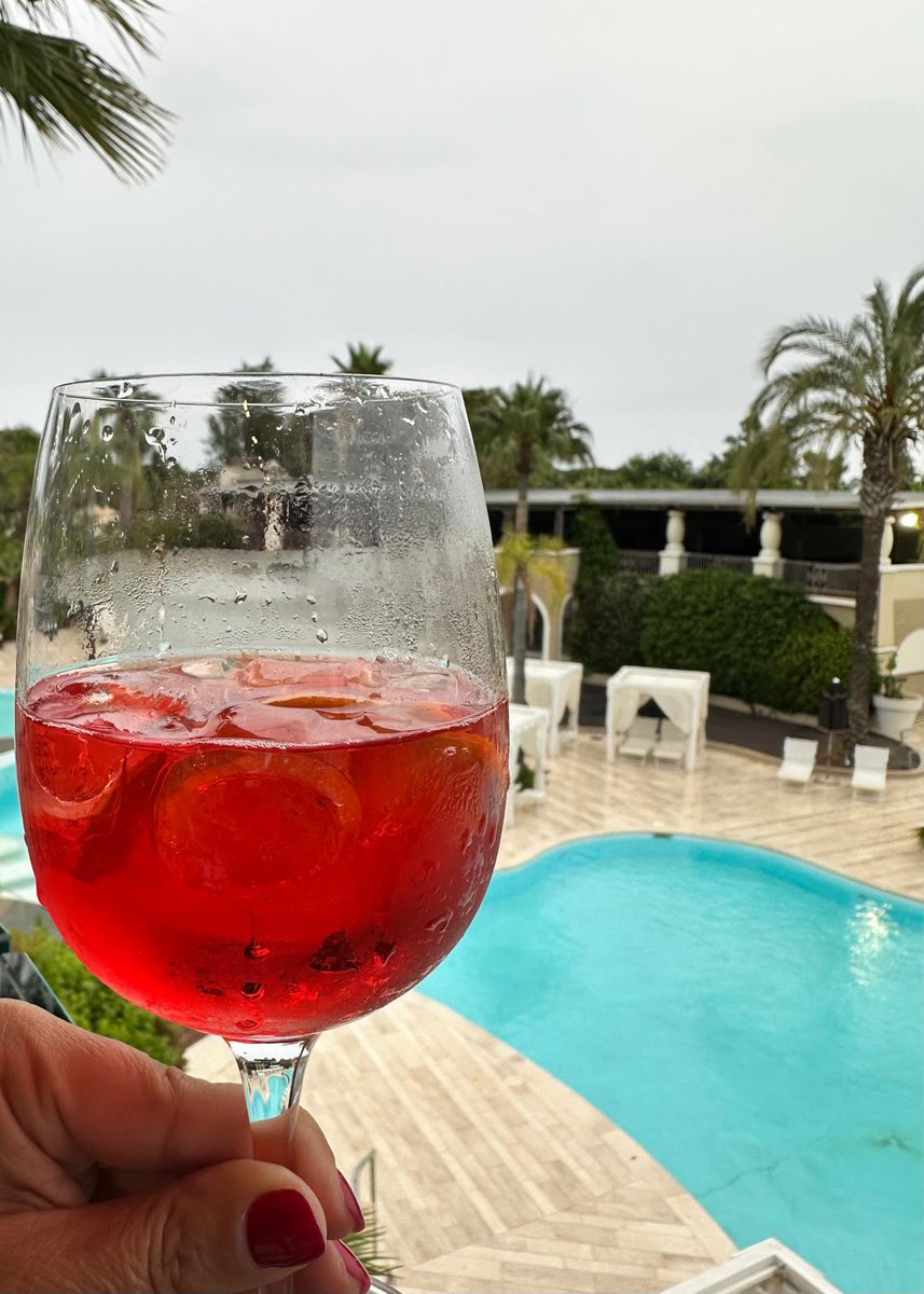 Lasciare l’estate pugliese e trovare l’autunno piovoso in Sardegna: fatto ✅ Ma niente paura: uno #spritz vista piscina e passa tutto! 🍹