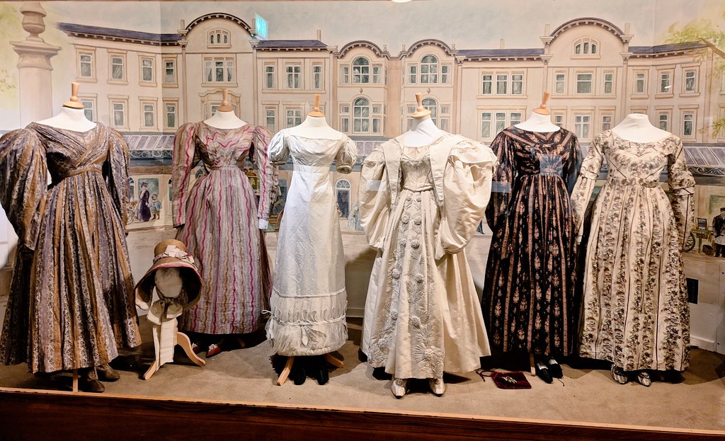 Today I was on gallery at Cliffe Castle Museum @BradfordMuseums & a visitor stopped me to say they loved how eclectic it is. Over their shoulder I could see 19th century dresses displayed opposite Japanese armour & kimonos so had to agree wholeheartedly. #MuseumCurator