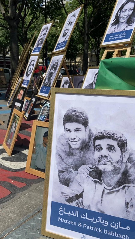 fidh_es's tweet photo. 🔴#CasoDabbagh: El Fiscal General considera que Patrick y Mazzen #Dabbagh fueron víctimas de encarcelamiento, actos de tortura, desapariciones forzadas y atentados intencionales contra la vida, lo que constituye crímenes contra la humanidad, así como extorsión en el domicilio familiar. 

En cuanto a la responsabilidad de los acusados, consideró que habían sido cómplices de crímenes contra la humanidad y crímenes de guerra. Pidió al Tribunal que condenara a los tres acusados -Ali Mamlouk, Jamil Hassan y Abdel Salam Mahmoud- a cadena perpetua por complicidad en estos crímenes.

El Tribunal emitirá su veredicto hoy a las 19.30. Próximamente comunicado de prensa.
