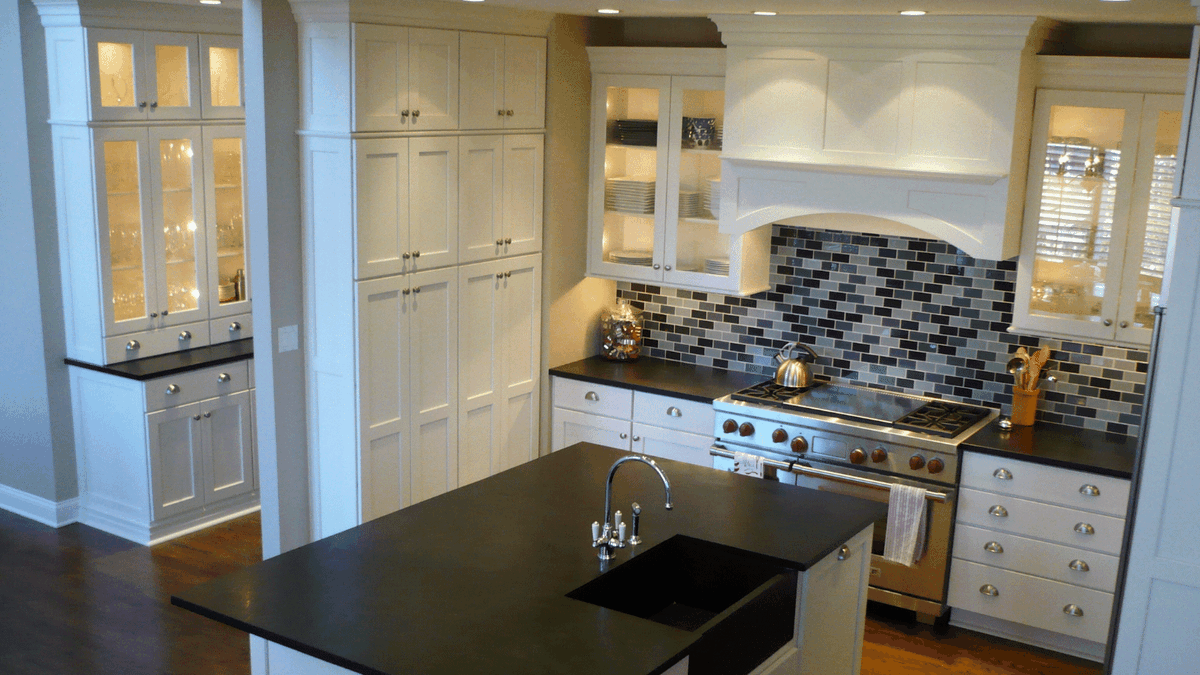 KettlerDesign's tweet photo. We packed a lot of storage into this small area, including using the adjacent hallway for a beautiful buffet. Featuring @MedallionCab #blackandwhitekitchen #karenkettlerdesign https://t.co/TK8BeQXnpF