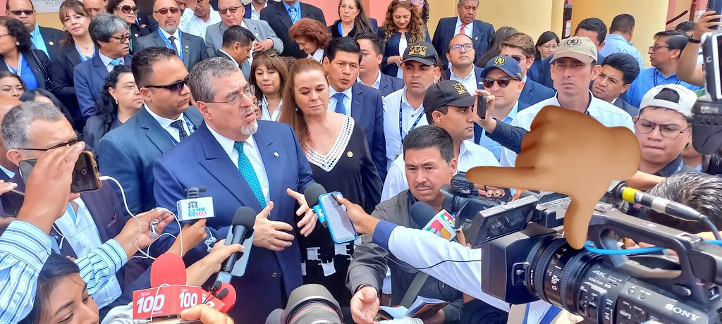 CarlosVenturaPL's tweet photo. #Quetzaltenango El asistente de @SCSPGT Julio Lara, que dirige @hsanchezgt condicionó únicamente a 3 medios de comunicación para hacerle preguntas al presidente @BArevalodeLeon del @GuatemalaGob en un evento en el #INVO en #Xela Está acción es similar al gobierno de @DrGiammattei https://t.co/5m63JhLCxd