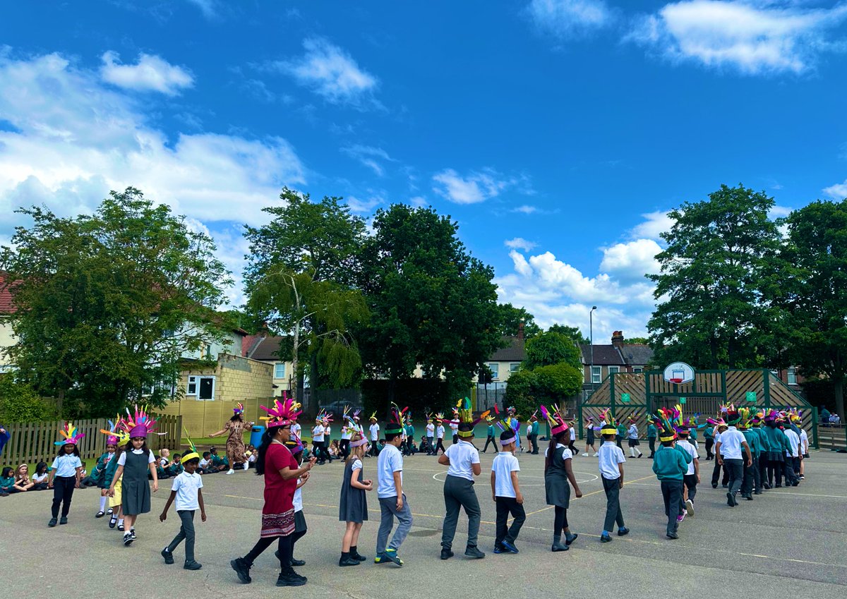 MrsHefetz_'s tweet photo. Year 2’s beautifully bright, carnival headdresses in this afternoon’s parade (with some super dance moves). Thank you to the parents who were able to join us in the sunshine ☀️ And a big thank you to our talented group of steel pan performers 🛢️🥁Happy Half Term everyone 🧡 https://t.co/ovqCiLILjL