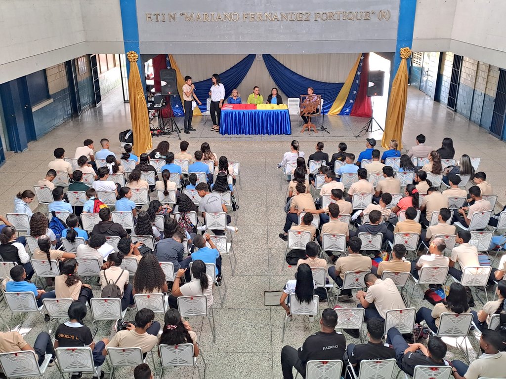 Desde la E.T.I.R Mariano Fernández Fortique del Municipio Sucre se realizó la Jornada de Prevención Integral al Estudiante Mi Escuela Segura. 

¡Aragua Es Educación! 

#VerdadDePueblo 
<a href="/NicolasMaduro/">Nicolás Maduro</a> 
<a href="/_LaAvanzadora/">Yelitze Santaella</a> 
@MPPEDUCACION 
<a href="/Soykarinacarpio/">Karina Carpio</a> 
<a href="/LeiraSuarezPsuv/">LeyraSuarezPsuv</a>
