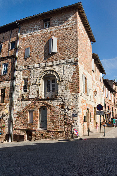 Maison à #Albi (#Tarn) Cette maison figure dans le compoix de 1343. Les deux façades présentent des vestiges romans. La porte de l'immeuble voisin mène à une cour adjacente sur laquelle une tourelle gothique s'... Suite 👉 monumentum.fr/monument-histo… #Patrimoine #MonumentHistorique