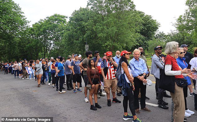 Breaking:  AOC ‘doesn’t belong here’: Trump supporters send message to Squad member after thousands rallied in the Bronx… and warn Democrats after Kathy Hochul ‘called them clowns’ nybreaking.com/aoc-doesnt-bel… #AlexandriaOcasioCortez #Americanpolitics #Americanswingstates