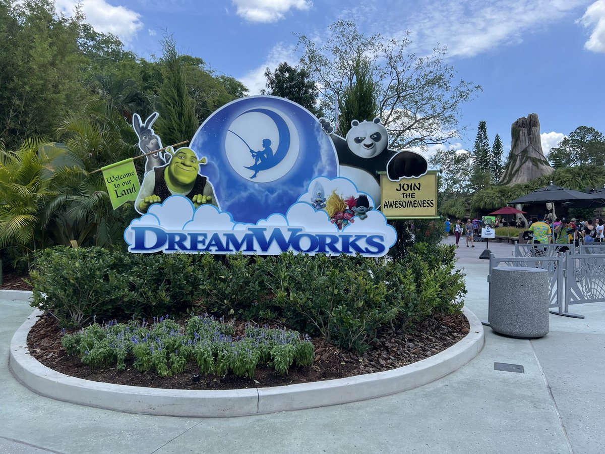 The DreamWorks Land Passholder event is getting busier now #dreamworksland #universalorlando