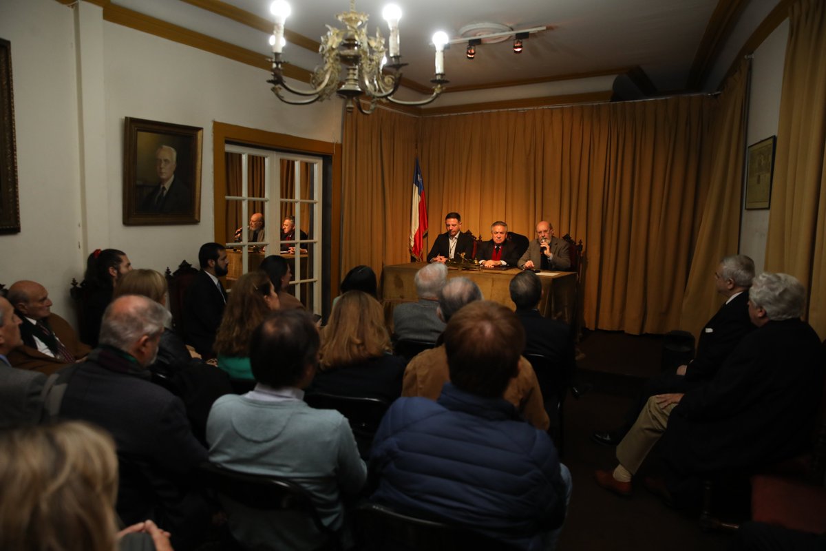 ¡Aplausos de toda la #ComunidadUC!👏El director de la @RevistaUniv_UC, Miguel Laborde, fue distinguido por la Sociedad Chilena de Historia y Geografía como socio honorario de la institución, nombramiento que solo se ha otorgado a otras 11 personas🙌🏅🇨🇱: rebrand.ly/lc9eoxw