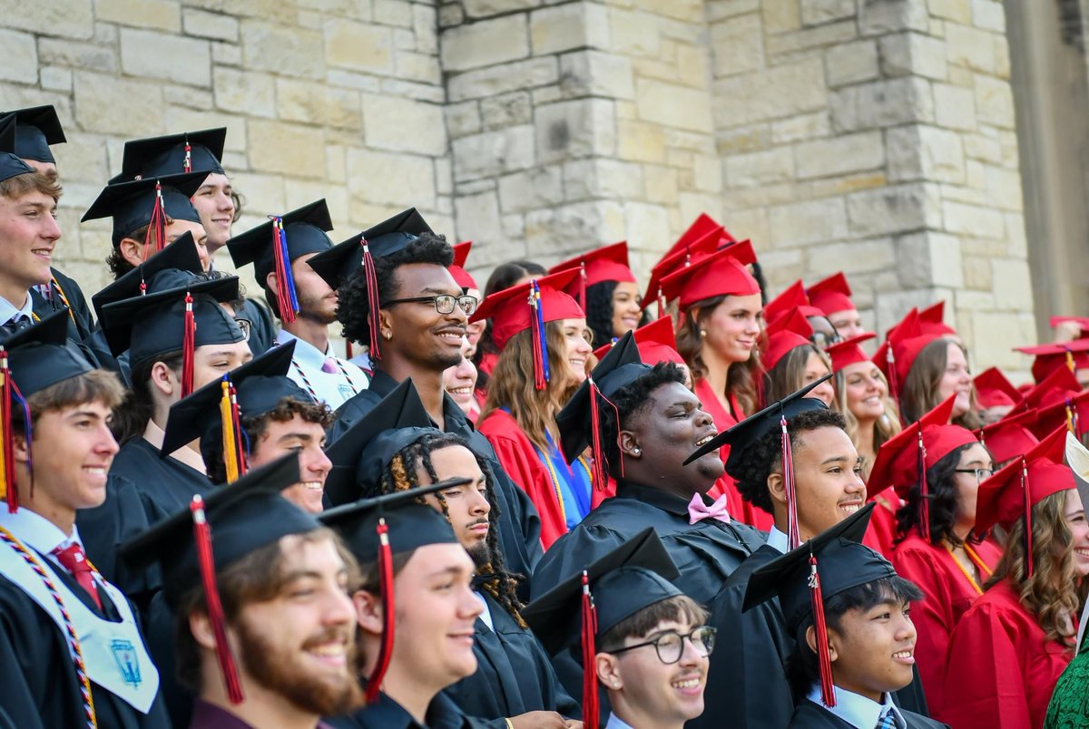 BishopLuersFB's tweet photo. Champions for life.

Congratulations to our seniors on graduating today! We’re going to miss these guys. 🔴⚫️

#LuersSpirit https://t.co/Oco1Q5z2Ke