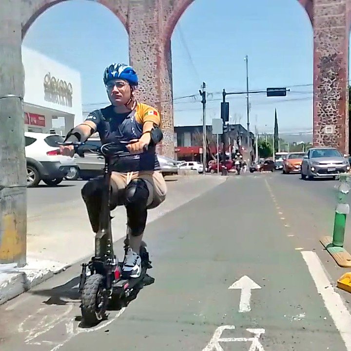 fotociclistamx's tweet image. ¿En serio estamos hablando de #regular #limitar #prohibir estos cacharros eléctricos 🛴"que porque van a 50km/h" mientras convivimos con máquinas de 1500 kg que con una pisadita ya alcanzan 100 km/h?
Mire: Si todos, fueramos máximo a 50km/h tal vez no necesitaríamos ni ciclovías.
