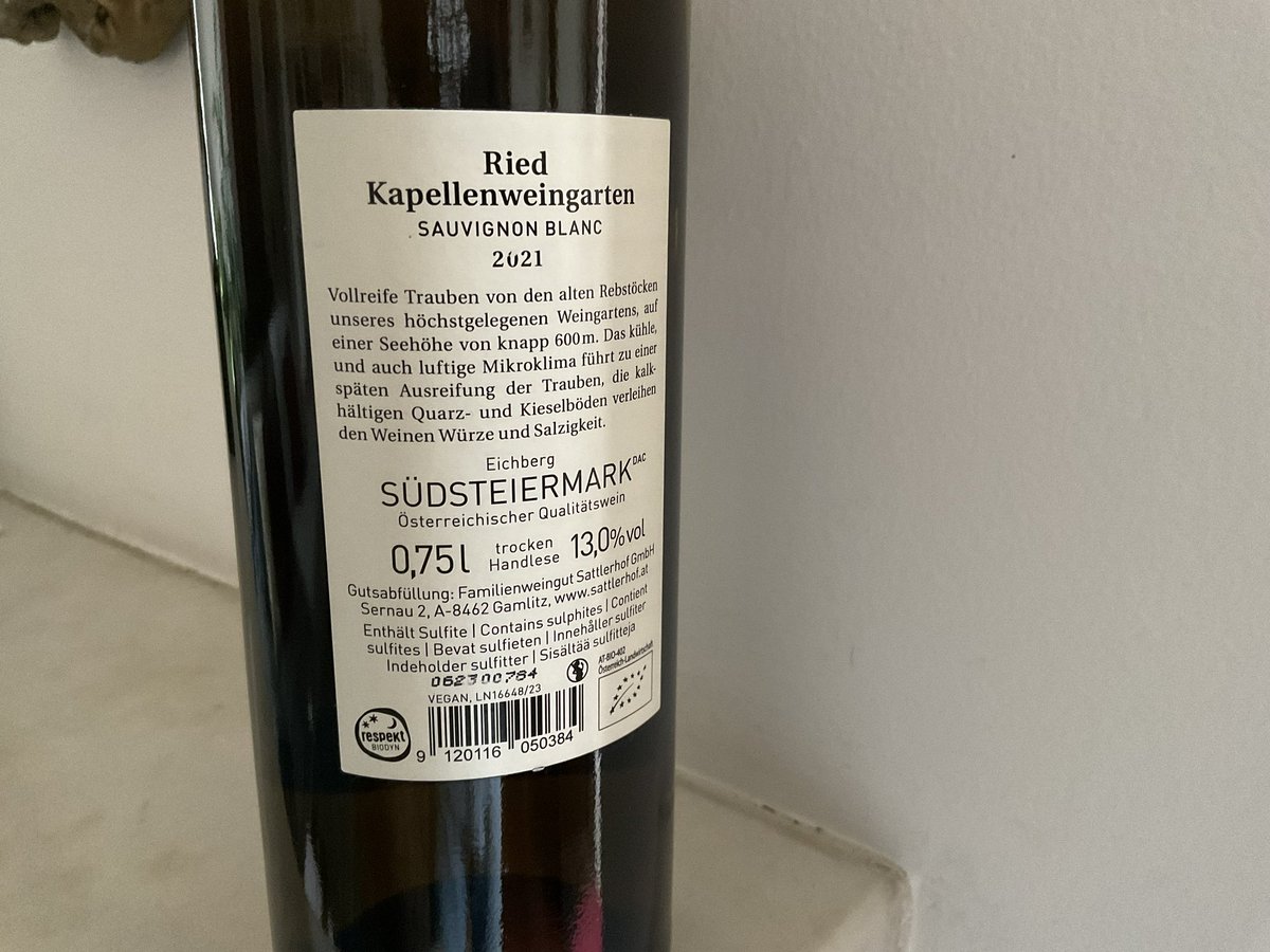 Amici #winelovers questa sera in Austria con il Sauvignon Blanc di @Sattlerhof Al naso si scoprono sentori speziati e vegetali come il finocchio selvatico. Eleganza e carattere. Al palato un sorso di bel fascino, morbido ed equilibrato nel lungo finale fruttato.