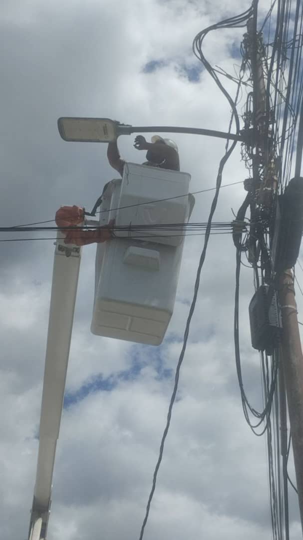 🟢@CorpoelecInfo, instaló 800 luminarias con tecnología led de 250 vatios en 153 comunidades del municipio Bolívar en el estado Yaracuy, con el objetivo de mejorar el sistema de alumbrado público y brindar bienestar a la población de esta localidad yaracuyana. #26May