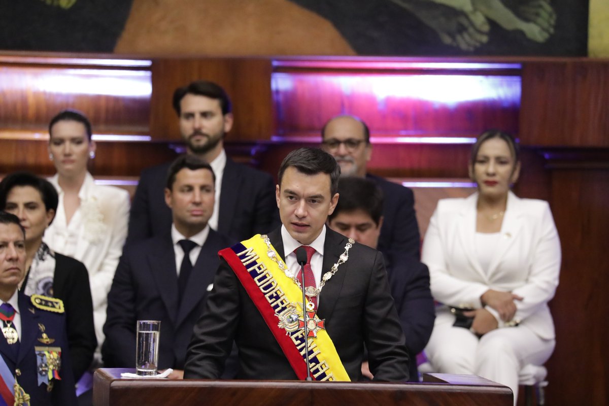 Hoy, desde la @AsambleaEcuador, acompañé al Presidente @DanielNoboaOk en el #InformeALaNación 🇪🇨 2024. En este #24DeMayo, fecha histórica para nuestra patria, como instituciones reafirmamos nuestro compromiso con el Estado, su democracia y libertad. ¡Viva el Ecuador!