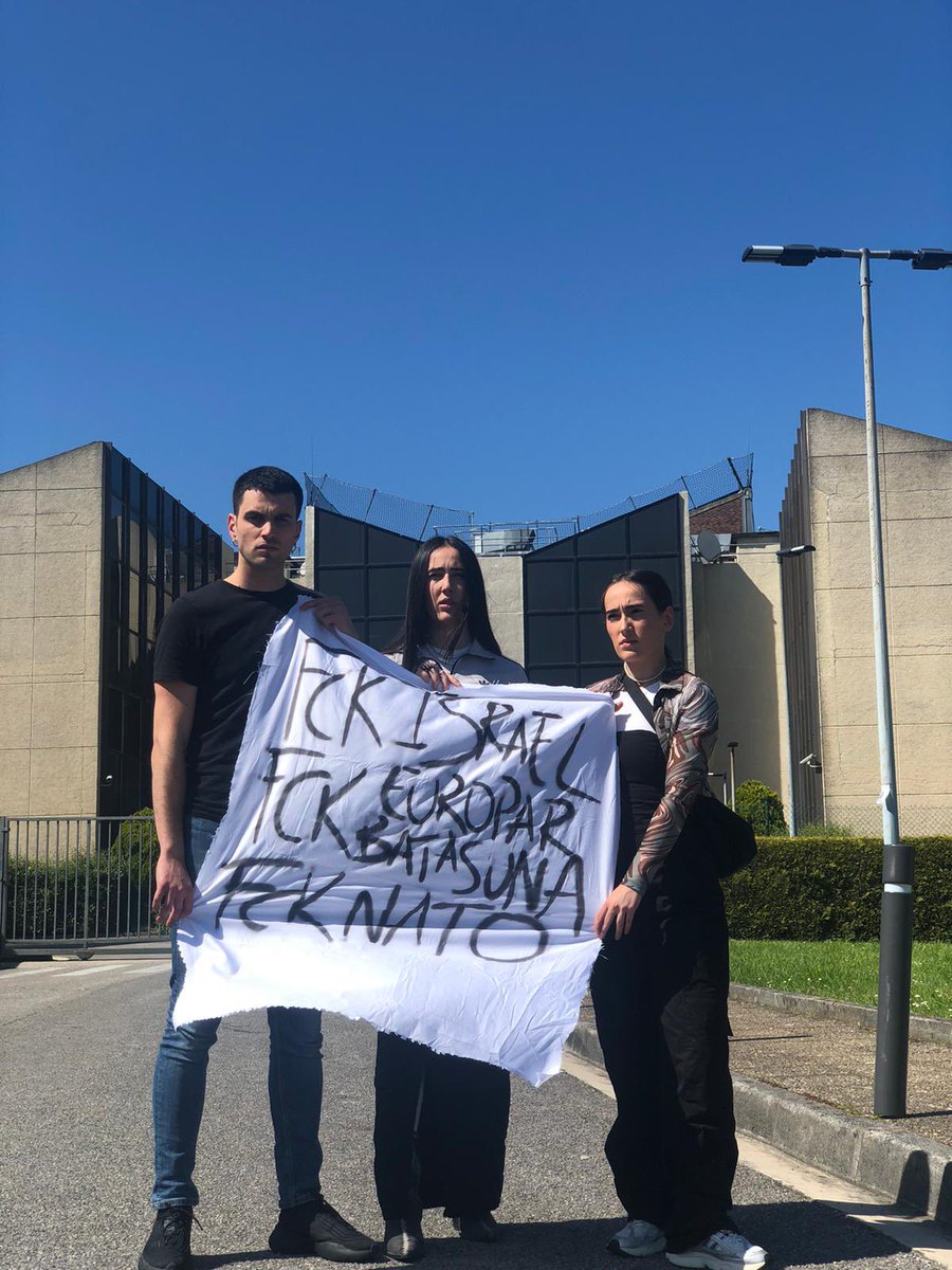 Gaur EITB-ek Israelen eta bere Europar konplizeen aurkako mezua kentzera behartu gaitu, bertan egin dugun zuzeneko emanaldian.

ADIERAZPEN ASKATASUNAREN AURKAKO ZENTSURARIK EZ.

FCK ISRAEL. FCK EUROPAR BATASUNA. FCK NATO