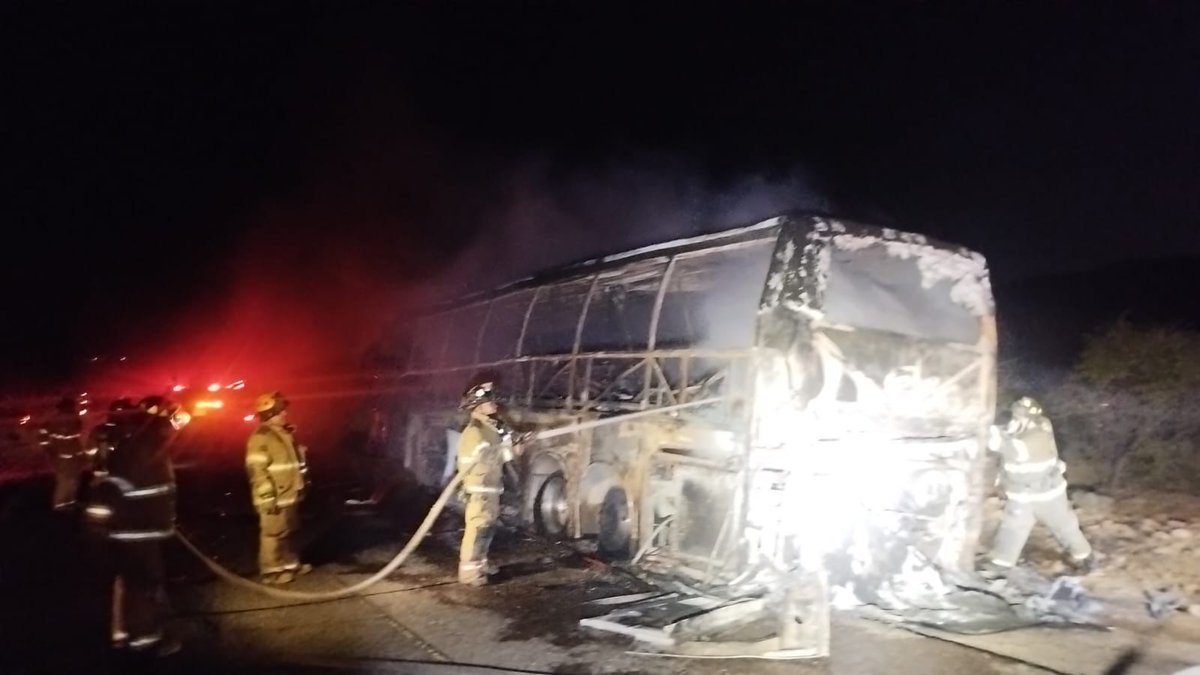 CenitNoticias's tweet image. Por la carretera al poblado Héroes de Nacozari, Dgo., se reportó el  incendio de un autobús sin pasajeros a bordo, acudiendo al lugar @CEPCDurango 
Solo resulta lesionado  el chofer con quemadura leves, por lo que paramédicos de la #DMPC le brindan la atención médica necesaria.