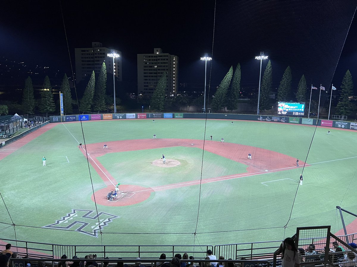 jaysondibble's tweet photo. What fun for the #AlohaMayTerm crew to take in a βΎοΈ game on Thursday & cheer the @HawaiiBaseball team to a 10-2 victory! Even broke out the rally hats. From one βHβ school to another, we say #GoBows! @HopeCollege @Hopeoffcampus π€π½ https://t.co/d1nH1ctXBG