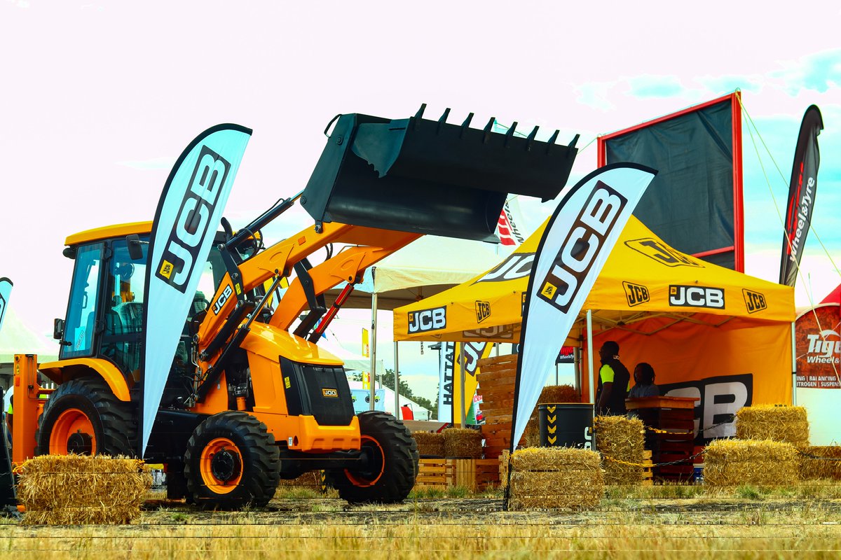 Two giants of the construction world: The JCB 432ZX Wheel Loader and the 3DX Backhoe Loader are at the 2024 ADMA Agrishow