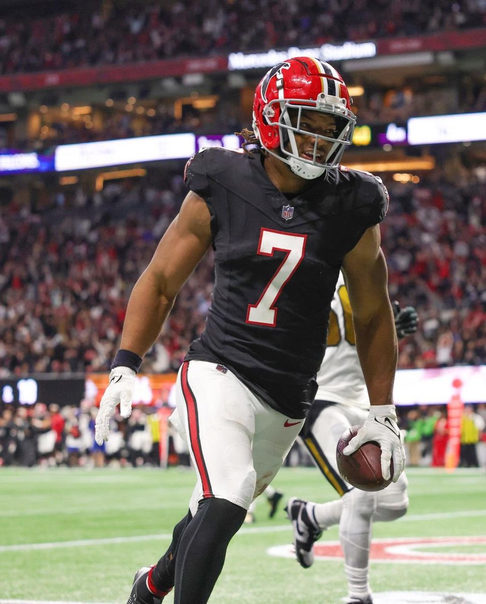 CLASS ACT: #Falcons 2nd year RB Bijan Robinson has donated 300 THOUSAND DOLLAR to help provide housing and services to people formerly experiencing homelessness. 👏👏👏 Heartwarming act of kindness, @Bijan5Robinson.