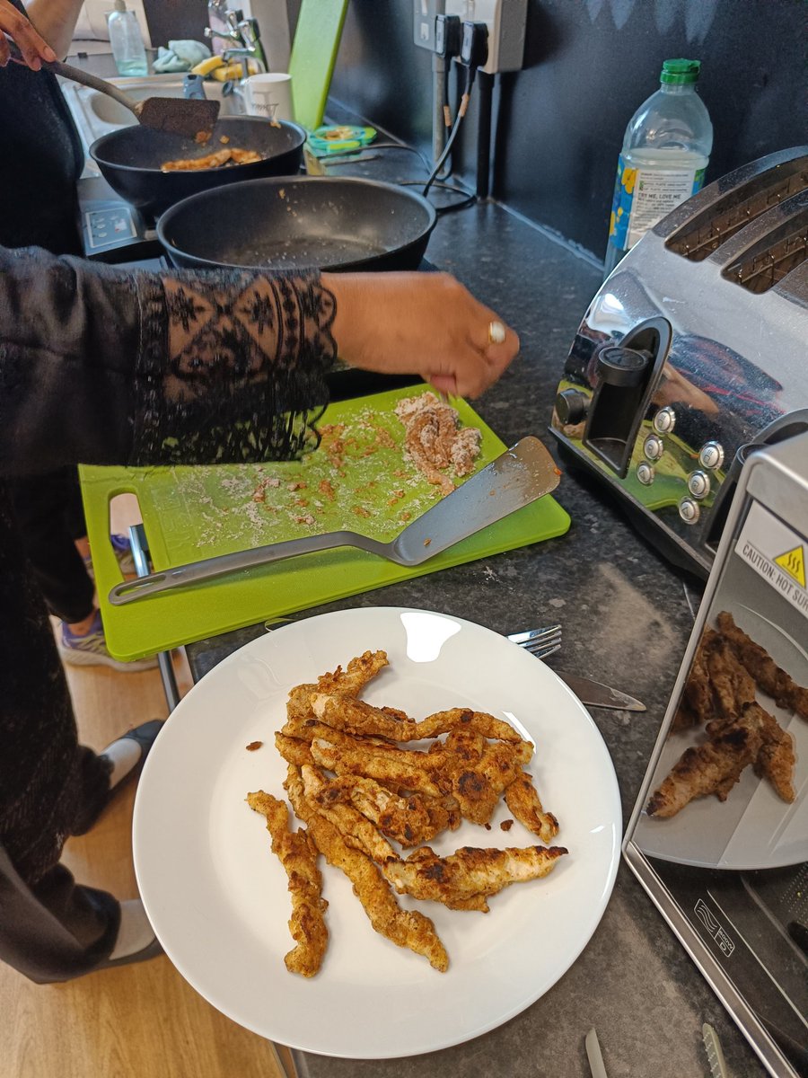ClippysWorld's tweet photo. I absolutely love my job, helping people learn skills to build better habits, today's focus homemade baked beans, jacket wedges and crispy chicken strips with @wiseowltrust https://t.co/zzcveJW1iA