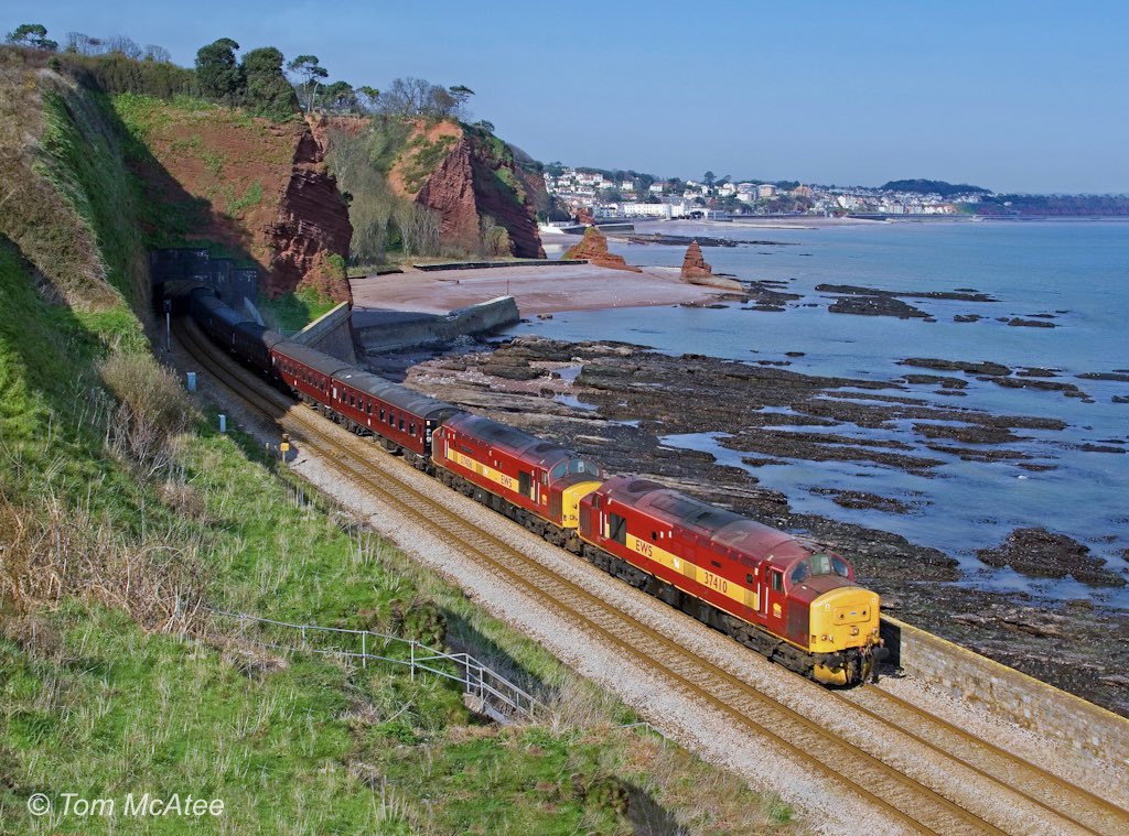 EWS pair 37410 37406 storm along the Dawlish Sea Wall to St Blazey past Shell Cove making it one of my personal favourite images of all time. 23rd March 2007 📸 ☀️ ⭐️ Framed Prints ⬇️🏞️🚂 railwayartprintshop.etsy.com/uk/listing/172… #class37 #dawlish #teignmouth @TheGrowlerGroup