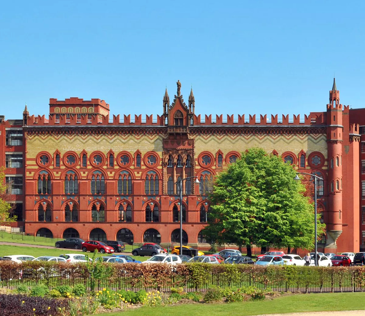 This unusual building is not a museum, theatre, or town hall.

It's an old carpet factory in Scotland.

But why would somebody design a factory to look like a Gothic palace? Because the owner had no other choice...