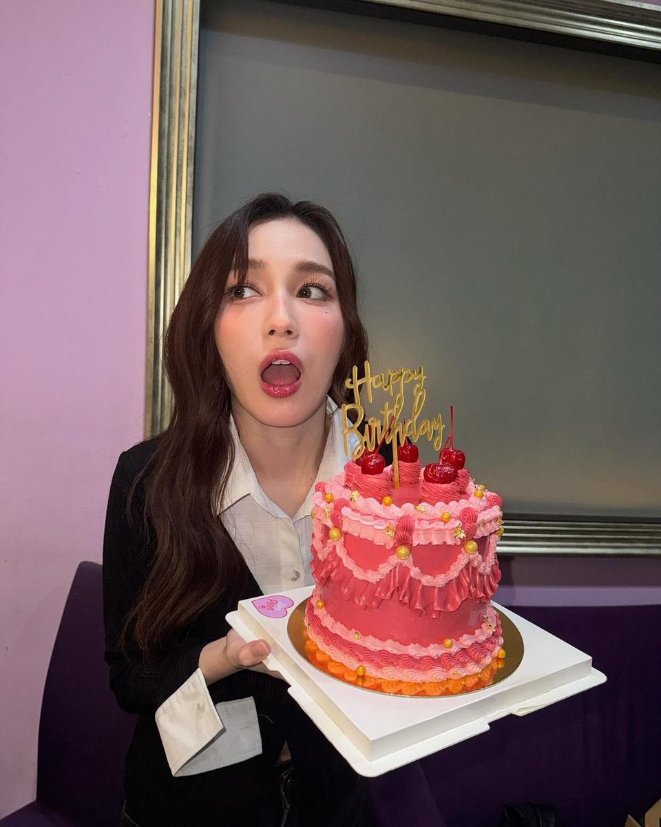 sapphoria_th's tweet photo. 📌IG: panly.v (a surprise bd cake by Milk)

M: HBD💖🌈🤏🏻
L: Thankyou kaaaa😽💖

LOVTITUDE FANMEETING
#23point5FinalEP https://t.co/NXveralLJz