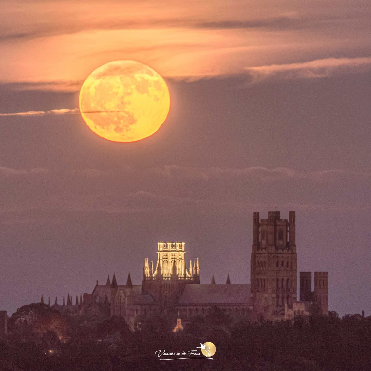 The wonderful full moon over Ely Cathedral as it was rising last night night 😍 Ely, Cambridgeshire #FullMoon #Stormhour