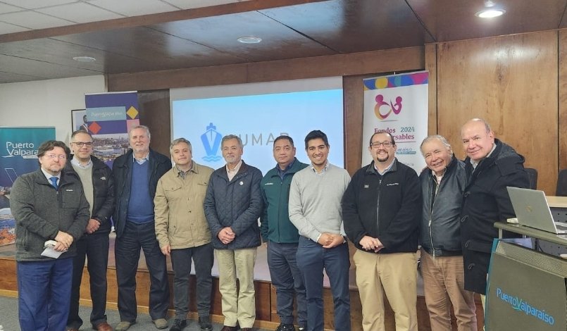 Durante la mañana de hoy, en <a href="/PortValparaiso/">Puerto Valparaíso</a> revisamos la aplicación de la marcha blanca de la Ventanilla Única Marítima (VUMAR). En la jornada participaron Jimmy Schlegel y Eduardo Mendoza, del <a href="/MTTChile/">Ministerio de Transportes y Telecomunicaciones</a>, y miembros de <a href="/folovap/">FOLOVAP</a>.