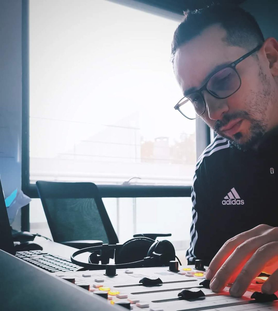 Feliz día del operador de radio 🎚️🎛️🎧