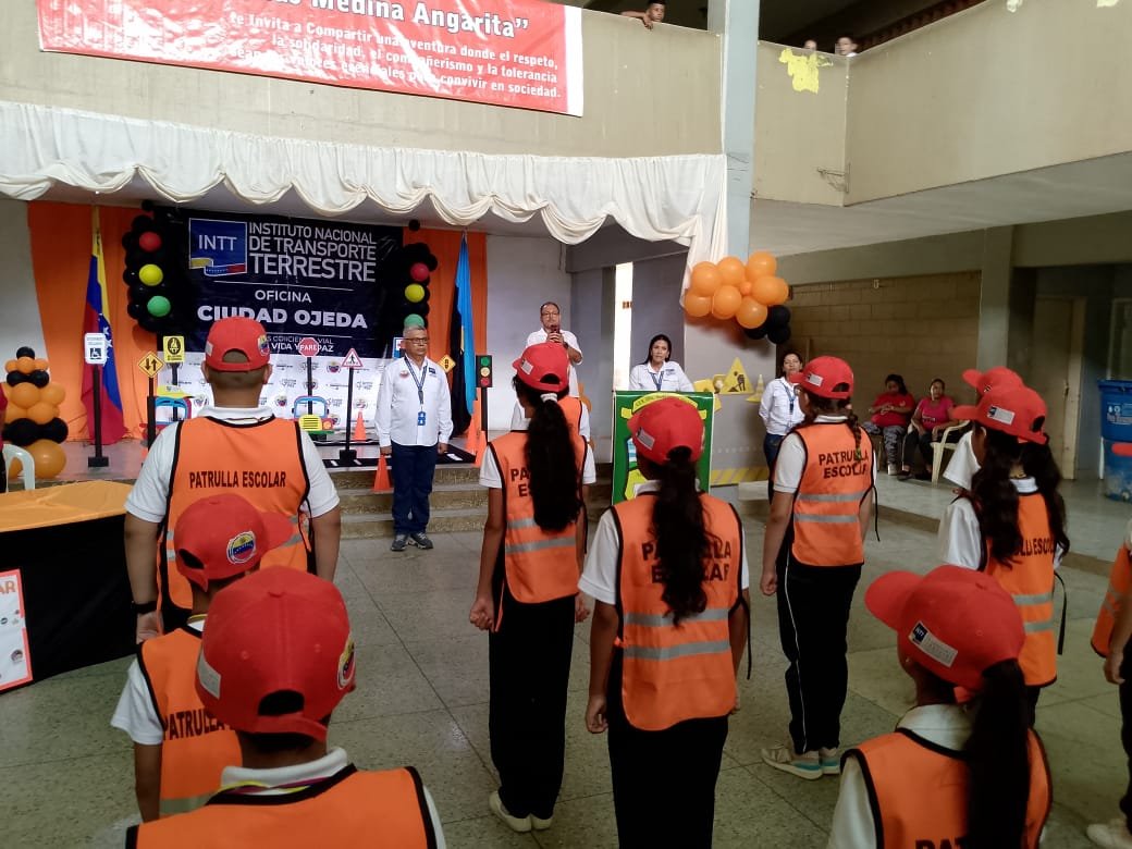 InttContigo's tweet photo. #Educacion| En conmemoración al Día del Patrullero Escolar, el #INTT Ciudad Ojeda con el acompañamiento de @PNBVzla y #CDCE juramentan a niños y niñas de la U.E.N. Isaías Medina Angarita del municipio Lagunillas.
#VerdadDePueblo https://t.co/6snWG8ilXC
