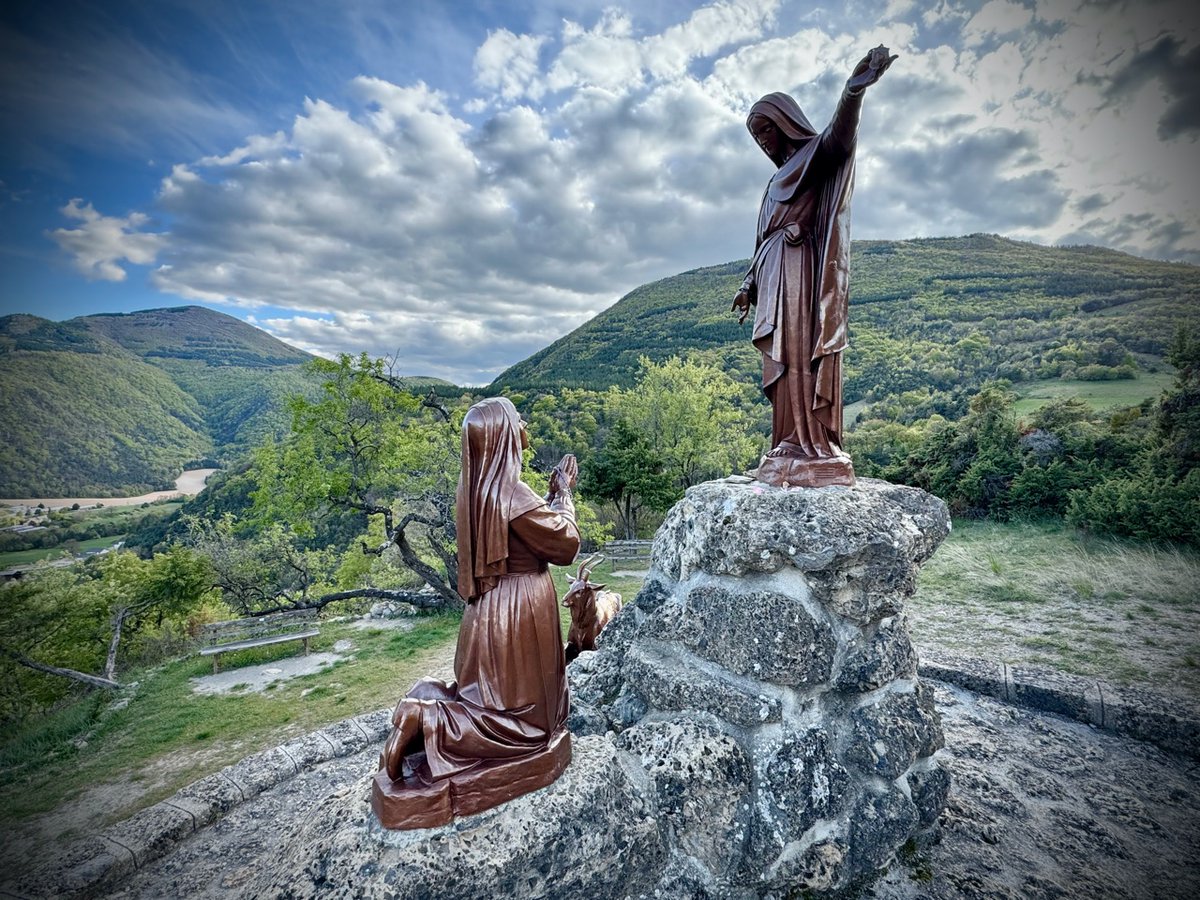 polskifrfr's tweet photo. Dziś przypada wspomnienie Najświętszej Maryi Panny, Wspomożycielki Wiernych. Przykład tej wierności Maryja dała choćby podczas objawień w #Laus, gdzie przez 54 lata przychodziła do Benoîte Rencurel.
Więcej 📢 https://t.co/jDmtFS4kj4 https://t.co/PATqtKt3XN