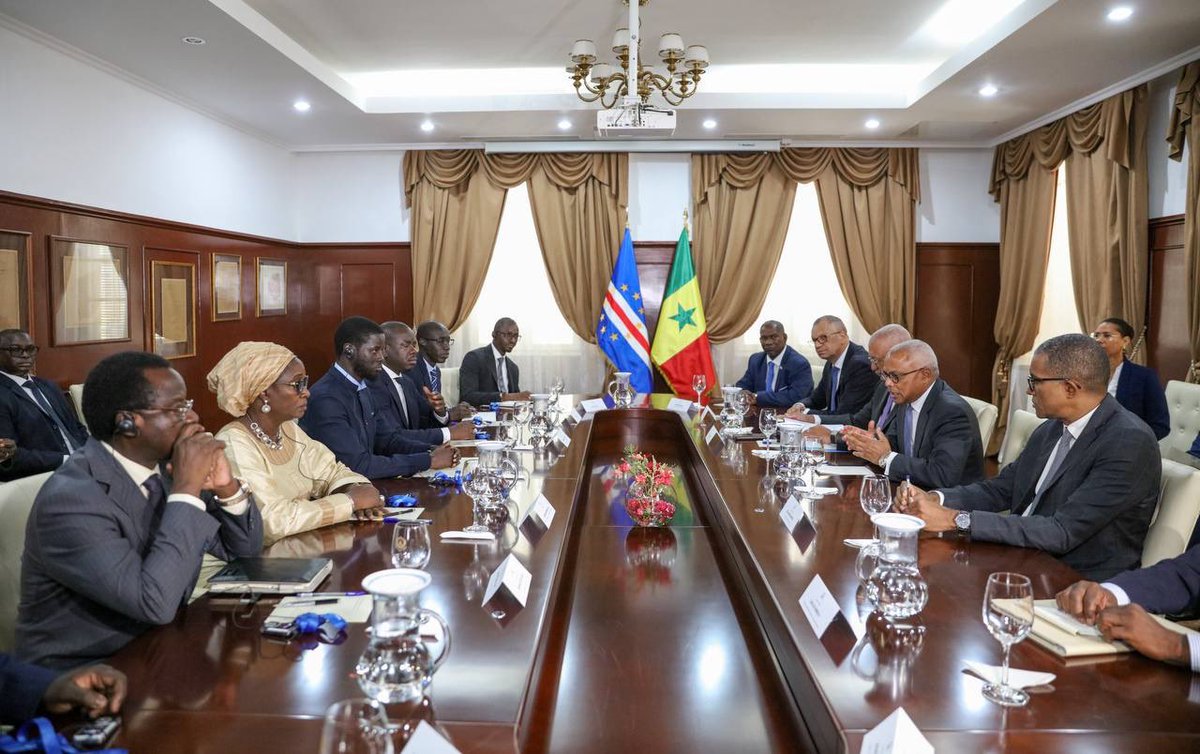 En visite à Praia, le @PR_Diomaye a été chaleureusement accueilli par S.E José M. Pereira Neves. Les deux Chefs d’État ont passé en revue la coopération bilatérale entre les deux pays et discuté des sujets d’intérêt commun notamment l’intégration dans la région ouest africaine.