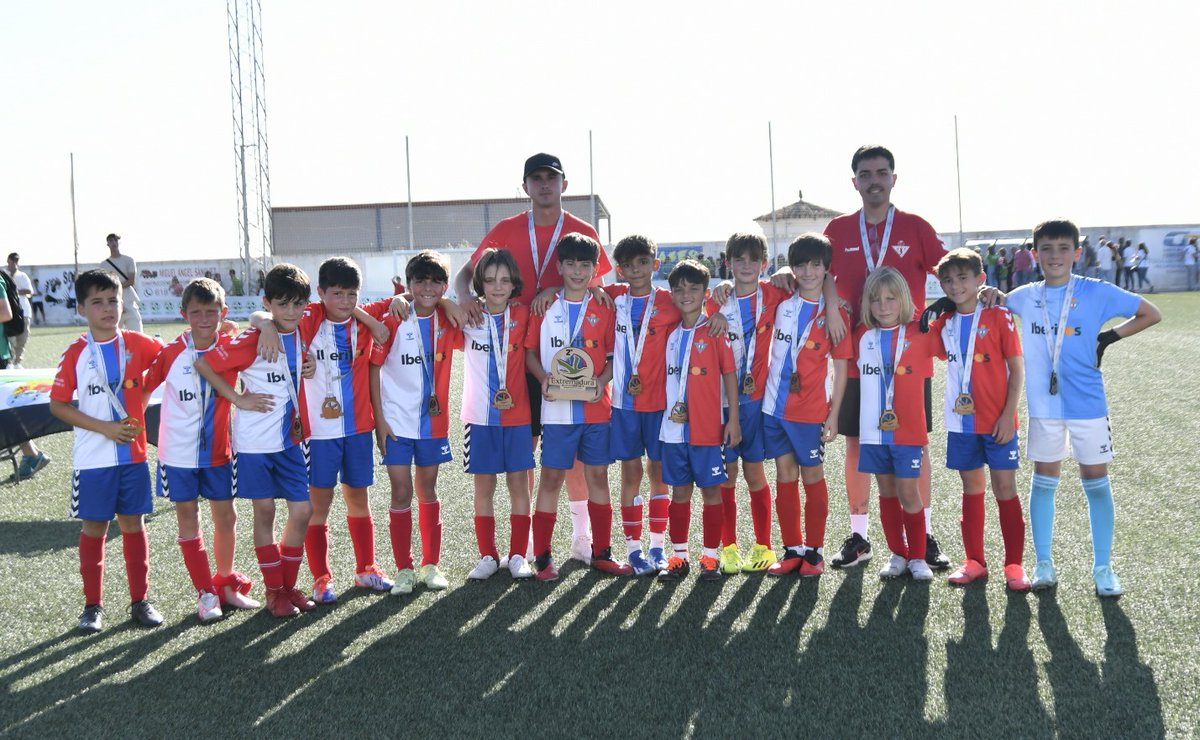 🎉🥇¡¡¡CAMPEONES!!! 🥇 🎉

👏 👏 👏¡Enhorabuena <a href="/ImperioCp/">IMPERIO DE MERIDA CP</a>, 🏆CAMPEÓN DE EXTREMADURA Benjamín Fútbol 8 al imponerse por 7-0 al <a href="/CDDonBenito_/">CD Don Benito</a> en la final regional disputada en 📍Guareña!

#Extremadura 💚 🤍 🖤
#JugamosEnEquipo