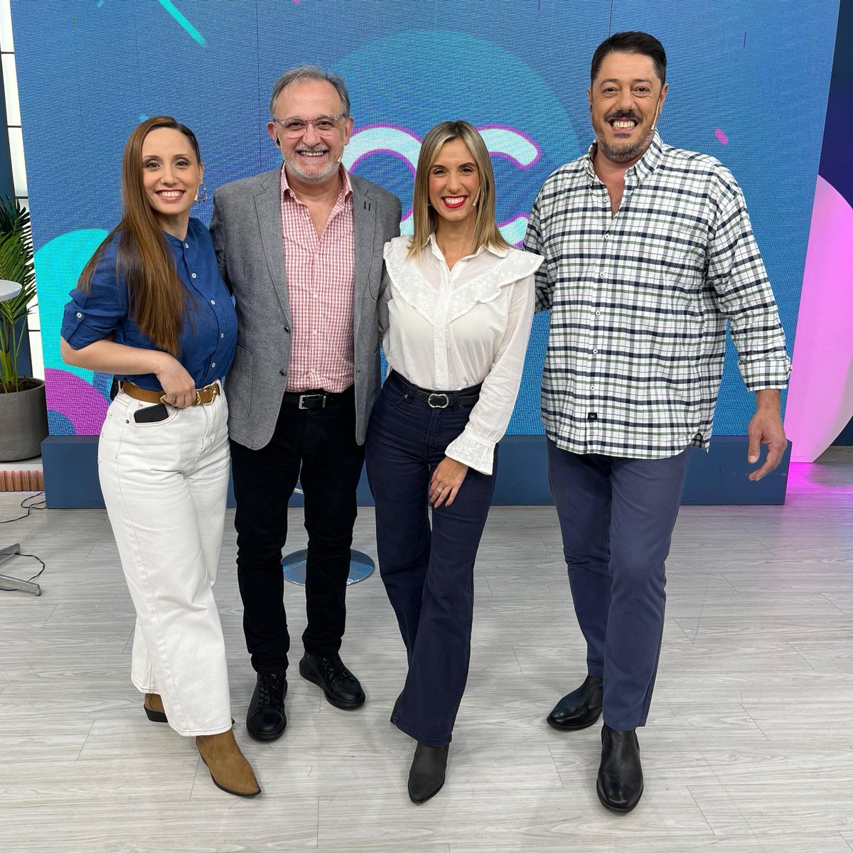 Si ya estás feliz porque es viernes, agregale el plus de compartir la tarde a pura diversión con este equipazo 🎉🤩 ¡Prendete a #AlgoContigo! 📺