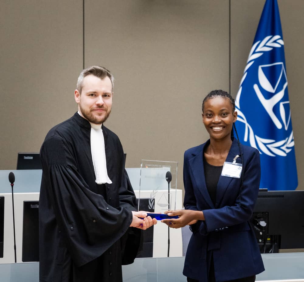 acprdcongo's tweet photo. L'étudiante Debora Sabanga de la Faculté de droit de l’Université de Kinshasa (@Unikinrdc), en République démocratique du Congo, a remporté vendredi le prix du "Meilleur orateur" du concours du procès fictif devant la Cour pénale internationale #CPI-Version française, à la Haye (Pays-Bas), a annoncé la CPI sur X.
