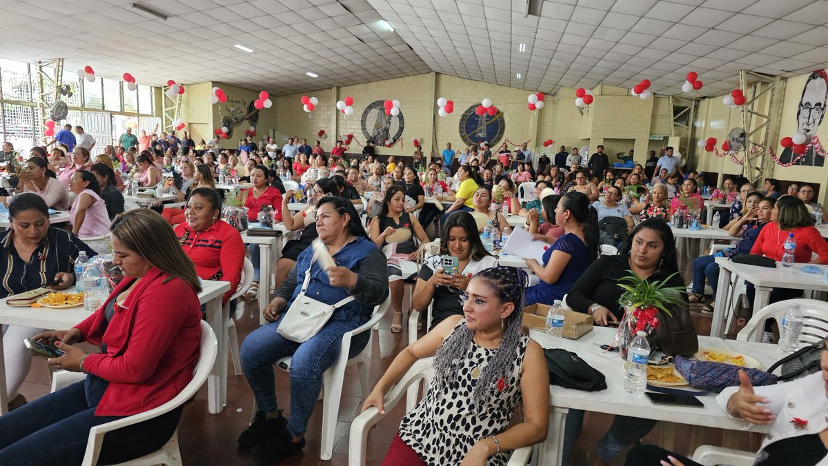 ASTRAM | Trabajadores Municipales (@astramsindical) on Twitter photo Queremos expresar nuestro más sincero agradecimiento al Ministro de Trabajo <a href="/RolandoCastroSv/">Rolando Castro</a> por haber compartido con nosotros un momento tan especial como la celebración del Día de las Madres.
Su presencia y apoyo significan mucho para nosotros y demuestran su compromiso con Queremos expresar nuestro más sincero agradecimiento al Ministro de Trabajo <a href="/RolandoCastroSv/">Rolando Castro</a> por haber compartido con nosotros un momento tan especial como la celebración del Día de las Madres.
Su presencia y apoyo significan mucho para nosotros y demuestran su compromiso con