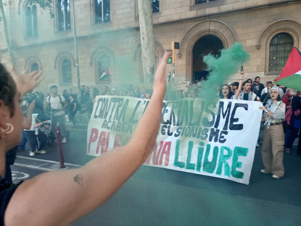 ⛺🇵🇸 Sortida dels i les estudiants acampades a la #UB després de 18 dies i aconseguir imposar la suspensió d'acords entre la universitat i empreses còmplices amb el genocidi de l'Estat d'Israel. ✊✊ #studentsprotests #freepalestine