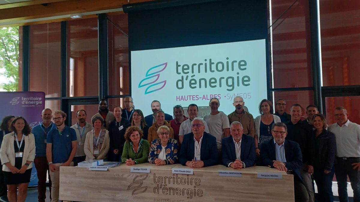 🤝@enedis signe le renouvellement du contrat de concession de distribution d’énergie des Hautes-Alpes pour 25 ans avec territoire d’énergie 05 et @EDF_RegionSud. 
Ce renouvellement témoigne de la confiance et de la collaboration durable au service de notre territoire. 
@fnccr_TE